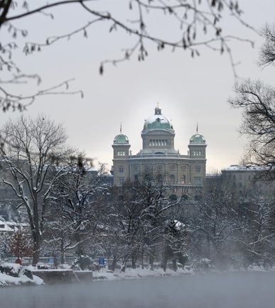 Das Bundeshaus von Weitem im Schnee